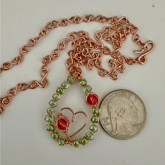 Elegant Green and Red Heart Pendant Necklace - Picture 2 of 4